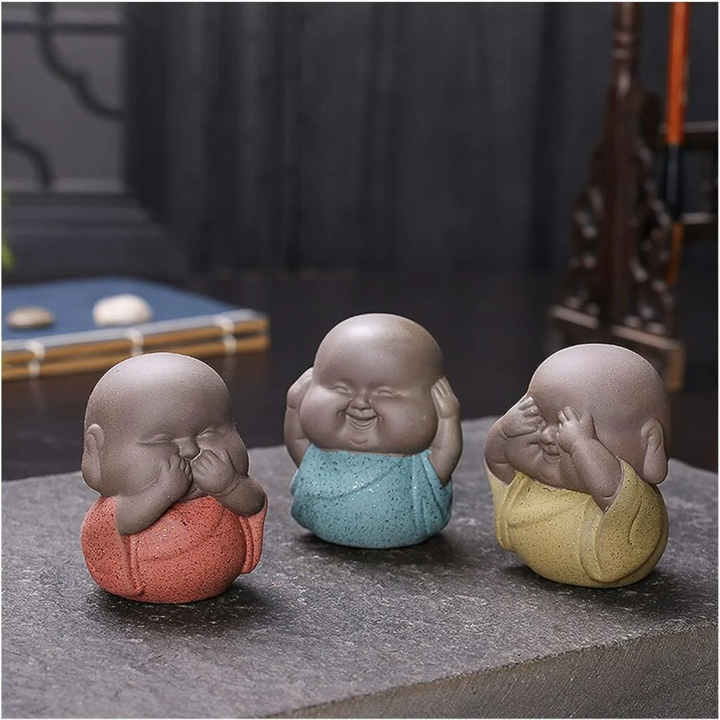 3 Mini Estátuas de Buda Monges de Cerâmica.